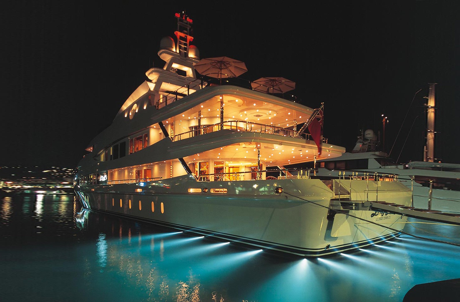LUCKY LADY - Under Water Lighting Aboard Yacht LUCKY LADY – Luxury ...